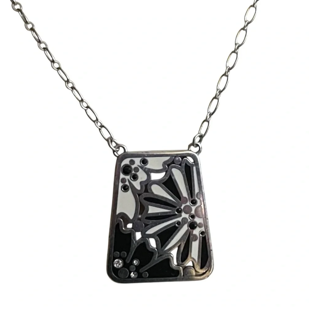 BRIGHTON OP COLLECTION BLACK WHITE FLOWER PENDANT NECKLACE SIGNED 3085